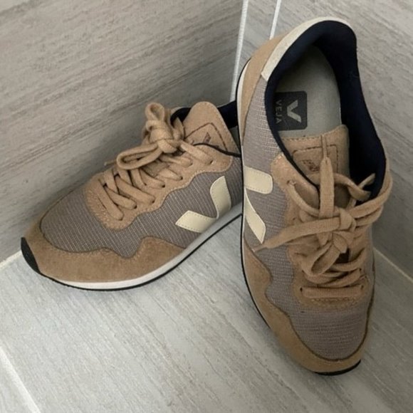 Veja Sneakers - Tan - Picture 3 of 11